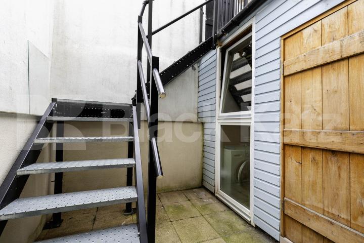 Stunning recently refurbished one bedroom close to Euston St Drummond Street, Camden / Euston
